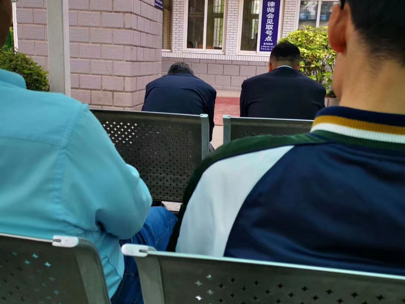 事前與職務(wù)侵占罪的犯罪分子通謀是否屬于共犯？深圳刑事律師咨詢網(wǎng)來回答